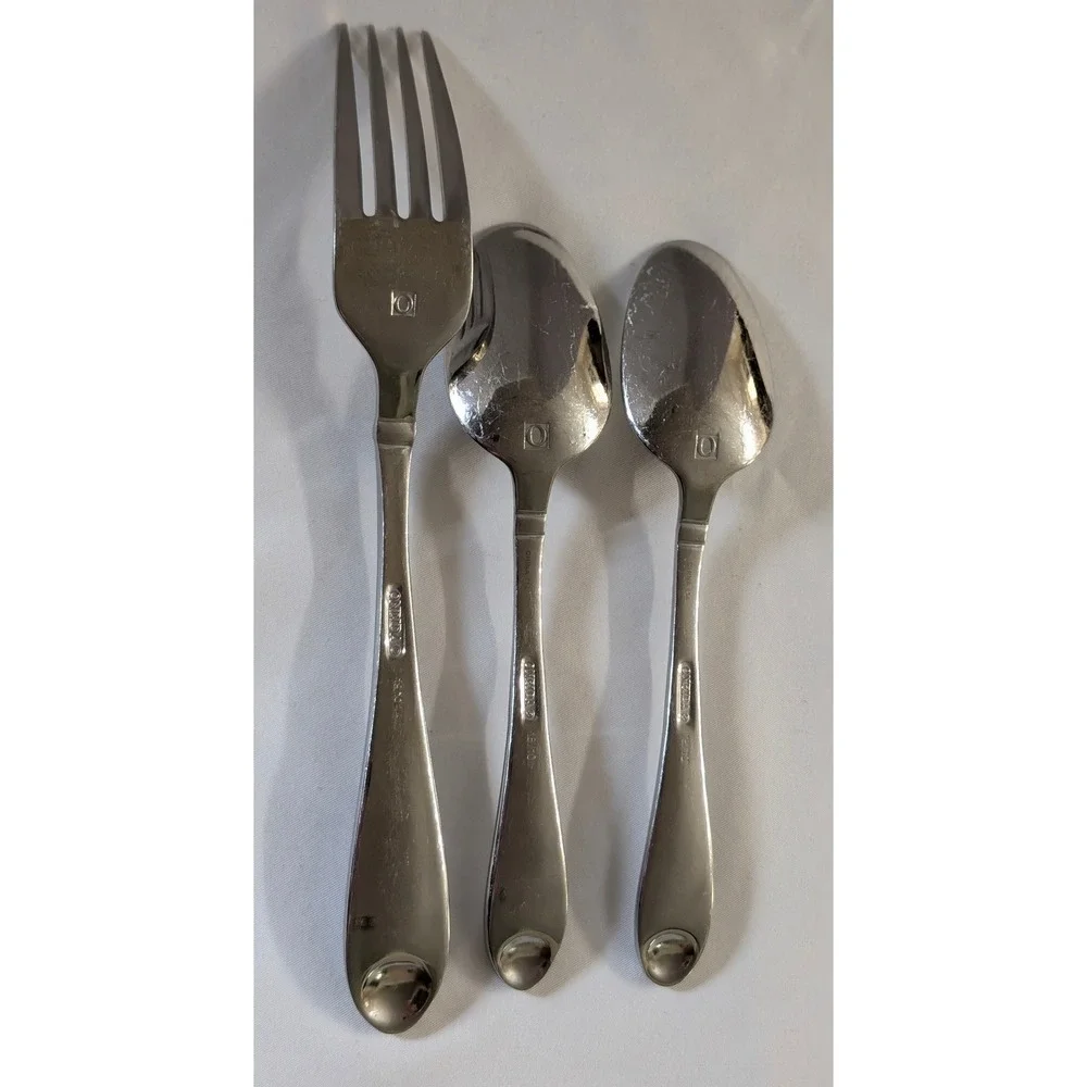 Oneida Silver Satin Garnet 18/10 Stainless Flatware Set 32 Random Pieces